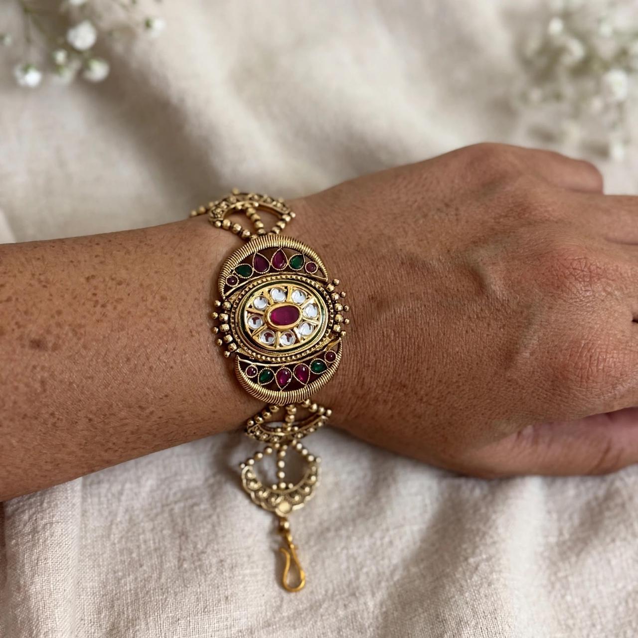 Kundan Oval Medallion Bracelet